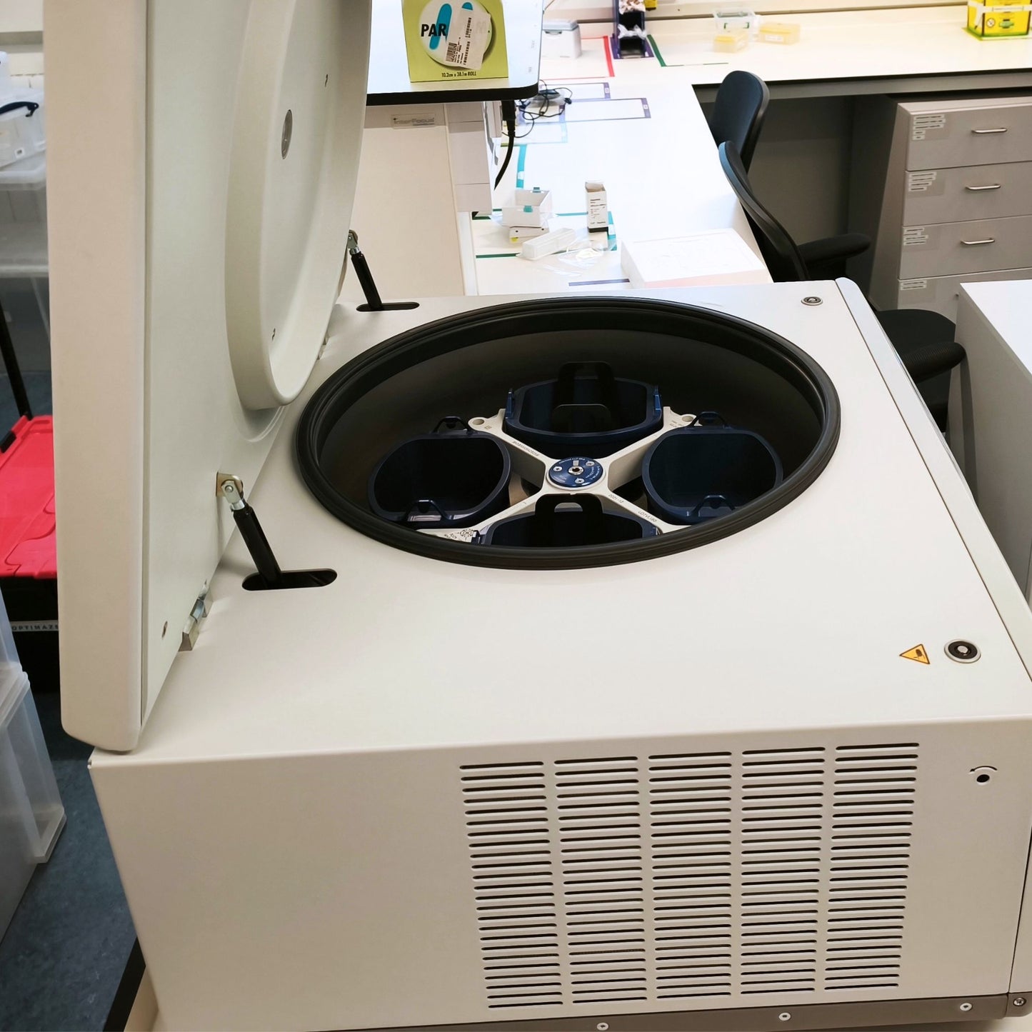 Centrifuge 5920 R - Large Centrifuge + Rotor & Adapters + Mobile table