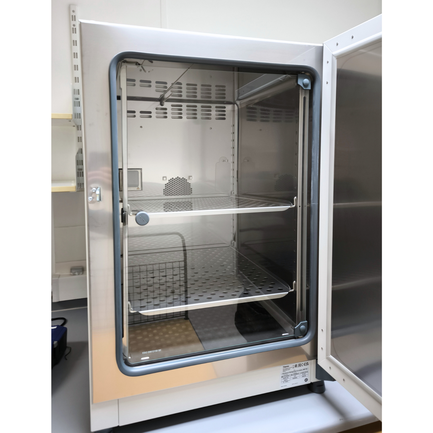 Thermo Scientific™ Heratherm™ Refrigerated Incubator IMP180, with Electrical Outlet (2024)